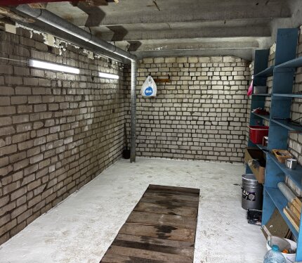 Гараж в отличном состоянии. Широкий проезд между гаражами позволяет поставить машину снаружи напротив ворот. Абсолютно сухие яма и погреб. 110 долларов в месяц, плюс плата за электричество. Если есть вопросы не стесняйтесь звонить, тут могу долго не отвечать. 