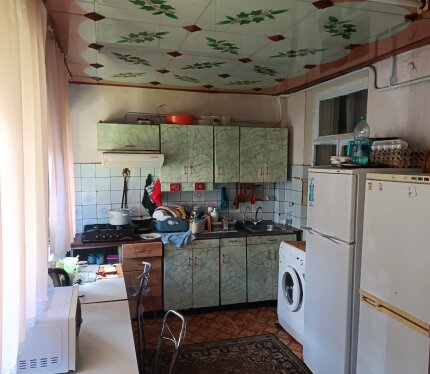 сдам комнату в частном доме с отдельным входом и кухней.