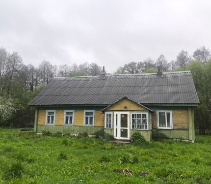 Продается частный дом в аг.Першаи, всего 55 км от МКАД. Развитая инфраструктура: школа, дет.сад, магазины, аптека, почта, амбулатория, церковь, костел, все в шаговой доступности. Территория: участок большой, свободный для реализации ваших идей. Рядом прот