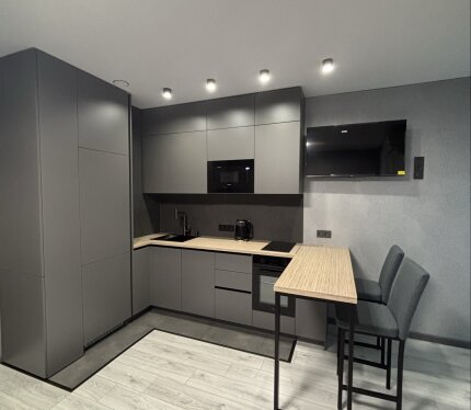 Сдаётся студия 30.5 м² с дизайнерским ремонтом в доме Миконос, Минск-Мир. Первое заселение, после ремонта. Есть всё необходимое: шкаф, варочная панель, СВЧ, посудомоечная машина, духовка, холодильник, стиральная машина, ТВ, кондиционер, зеркало, чайник и набор посуды.Большая лоджия и балкон с панорамными видами.7 мин до метро Аэродромная, 3 мин до ТЦ Авиа-Молл. Длительная аренда по договору найма от собственника. Оплата: 1 месяц+залог(1 месяц, возвратный)+коммуналка(1 чел прописан). Без питомцев