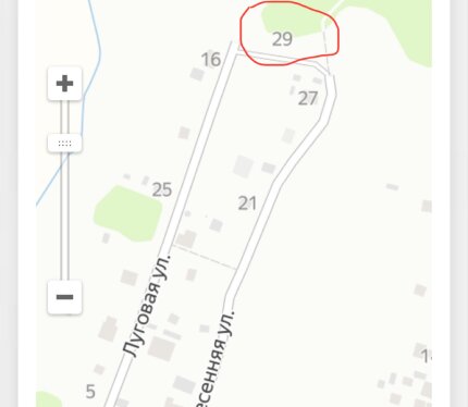 Участок 15 соток, участок торцевой, между 2 улиц, что является выигрышным положением и отсутствием соседей со всех сторон. Соседи только с 1 стороны. Получено разрешение на строительство, ту на электричество и воду.на участке установлены сваи. Прекрасное место, рядом лес. Срочная продажа. Торг 