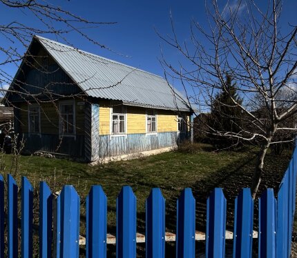 Продается дом с ухоженным участком. На участке есть молодой, плодоносящий сад (яблони, груши, сливы), кусты черной и красной смородины, калина, плантация малины ремонтантной. Из построек: гараж, сарай, погреб, а также времянка. В пешей доступности два продуктовых и один строительный магазин, ФАП. В 10 минутах от дома автобусная остановка городского транспорта, до города - 20 минут пешком. Прекрасный вариант для тех, кто мечтает о загородной жизни не отрываясь от города!