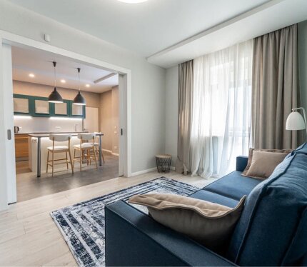 Сдается современная квартира в престижном районе с собственным машиноместом в подземном паркинге. Выполнен качественный дизайнерский ремонт. Квартира полностью укомплектована мебелью и техникой — заезжай и живи.В планировке:— Просторная кухня-гостиная для приема гостей;— Две жилые комнаты (мастер-спальня с отдельным санузлом);— Два санузла (ванна + душевая кабина);— Застекленная лоджия. Лифт из секции ведет прямо к парковке. Все ремонтные работы завершены, нет шума. Высокий уровень безопасности.