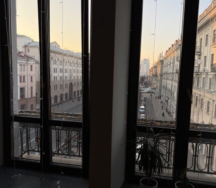 1/2 доли, доля не выделена. Отличный ремонт, пол паркет, подоконники гранит, деревянные стеклопакеты, закрытый двор, въезд с пульта, есть отдельный вход на чердак (можно выкупать), подвал, место для барбекю во дворе.