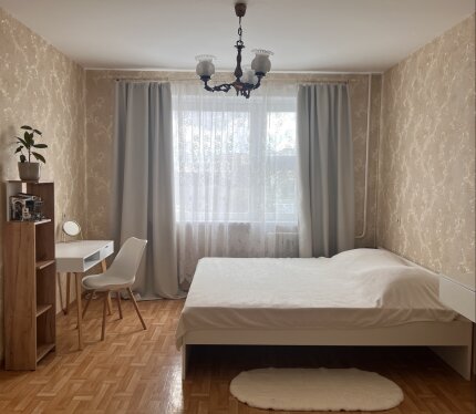 Сдается однокомнатная квартира от собственника по адресу пр-т Рокоссовского 123а, 5 этаж из 19 Аренда+коммунальные, депозит Квартира оснащена всем необходимым для проживания, много мест для хранения, три вместительных шкафа, кровать со спальным местом 200х200, техника, городской телефон, интернет В шаговой доступности парк, водохранилище, кинотеатр Салют, остановки общественного транспорта С заключением договора Больше фото/видео по запросу