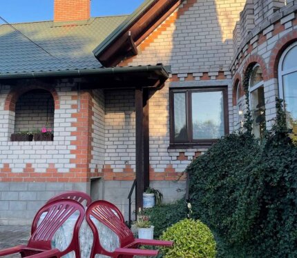 Коттедж в центре города в частном секторе. В шаговой доступности центр города (около 10 минут пешком), магазины, рынки, а также другие торговые объекты. Также в шаговой доступности средняя школа (5 минут), ледовая арена (10 минут), городской парк с аквапарком (15 минут), река (7 минут).