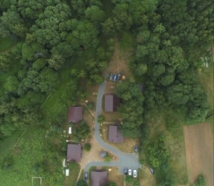 Продается уютная агроусадьба на реке Березина.Современный комфорт среди природы: 3 укомплектованных дома, 2 бани, банкетный зал и свой выход к реке. расширения (+35 соток).Полная комплектация (мебель,техника, охрана). Идеально для семейной жизни и приема гостей.Ф Могилевское направление (100 км от Минска).Есть возможность расширения участка.