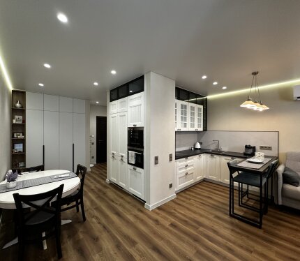 Комфортная квартира в центре Минска с новым ремонтом. Сдается на длительный срок семье из 2-х человек. Без домашних животных. В квартире никто не прописан.