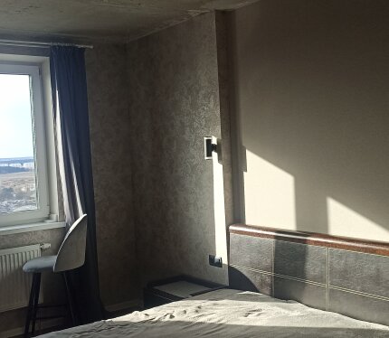 Квартира с шикарным видом на восход и закат с 29 этажа! Сразу после подписания договора будут установлены хорошие потолки и дополнительно 2 встроенных шкафа. Первое заселение! Новая бытовая техника и мебель. Кухня 19 м2. Качественная отделка. Можно арендовать встроенный паркинг. 4 лифта. Круглосуточный консьерж. Престижный новый дом. Под домом магазины, салоны, кофейни, 3 спортзала. Спуск в гипермаркет и паркинг из двора дома. Школы, садики. Центр в 10 минутах езды. Рядом парк и Цнянское водохр.