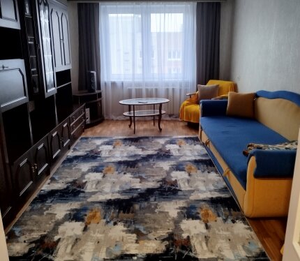 Двухкомнатная квартира.Ремонт косметический. Окна новые, потолки новые, газовая плита новая,кухня новая. Две большие комнаты раздельные одна укамплектована мебелью,вторая пустая. Две ложки:одна в спальне,вторая на кухне. Вся сантехника, выключатели, разметки заменены. Холодильник ещё на гарантии, микроволновая печь, посуда, пылесос,фен. По договору,с залом,в квартире никто не прописан, будет прописан в марте. Сдаётся Только по акту приемки передачи .