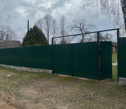 Дом в деревне, деревянный сруб обшит кирпичном, с участком 25 соток, на участке есть баня, летняя кухня, мангал/тандыр, гараж, сарай, колонка и колодец