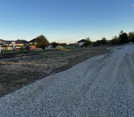 Продаю участок 10соток для обслуживания жилого дома .находится Королищевичи ул. центральная 51А.Хорошие подъездные пути. Участок ровный Магазин евроопт. Остановка 100 м. 