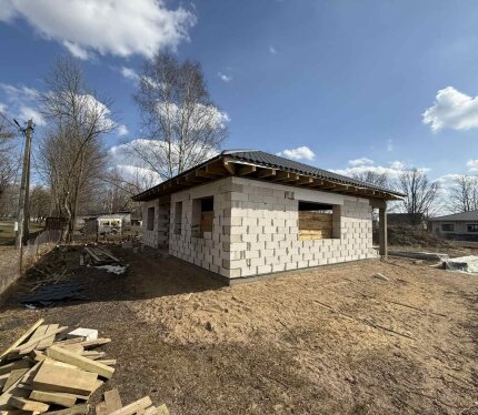 Участок куплен с аукциона в частную собственность. На строительство дома имеется полный проект со всей документацией вплоть до лампочек ! На данном этапе строительства стоят только несущие стены , возможно перепланировка 1)Фундамент - монолитная плита толщиной 300мм 2)Стены из газосиликата толщина 400мм 3)Крыша металлочерепица премиум , производство Скайпрофиль. 4)Рядом с участком асфальтированная дорога 5)Развитая инфраструктура : Рядом Школа №4 ;Детский сад № 3 ; Продуктовые магазины .