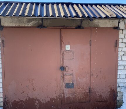 Двухуровневый гараж. Находится в гаражном кооперативе. Есть электричество.