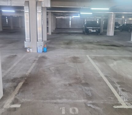 Сдается в аренду машиноместо по адресу пр. Победителей д 129, верхний уровень (-1 этаж) жилого дома. Машино-место в середине паркинга. В стоимость включены коммунальные платежи. Паркинг оборудован камерами наблюдения, освещением и приточной вентиляцией.