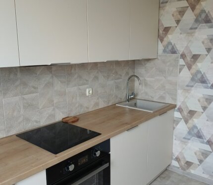 2-х комнатная квартира. 9 этаж, 12 этажного дома. Частично с мебелью. Общая площадь 56,1 м2: комната 15.9 м2, комната 13,1 м2, кухня 8,8 м2, сан. узел раздельный, кладовая, шкафы купе, окна - деревянные стеклопакеты, застеклённая лоджия, интернет и телевидение "Космос ТВ", новая кухня с встроенной техникой, стиральная машина, ремонт в 2023 г