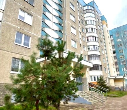 Квартира находится на 6-том этаже, 9-ти этажного дома 1988 года постройки. - По СНБ- 70 м2 - Общая - 66.6 м2 - Жилая - 41.6 м2 - Кухня - 8.8 м2