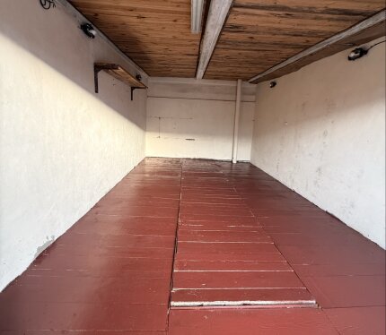 Гараж: Сдается гараж-склад !!! Чистый, сухой. Подвал по периметру. . Кирпичный 🧱 . Железные ворота. Можно рассмотреть как склад, для хранения вещей 🧥 , мотоциклов 🏍️ , лодок 🚣 и др. Охрана. Рядом перспективный район Северный берег, рядом выстовысный центр. Удобный заезд и съезд с кольцевой. В стоимость включены квартальные и налоги. 