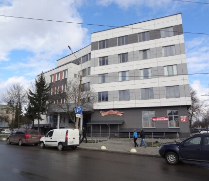 Арендная плата за 1м2 офиса 27,6 руб. с учетом НДС. Коммунальные и эксплуатационные расходы : отопительный сезон + 7,5 руб. на 1м2 , период без отопления +5 руб. на 1м2. Имеются складские помещения, неотапливаемые - необходимо уточнять.