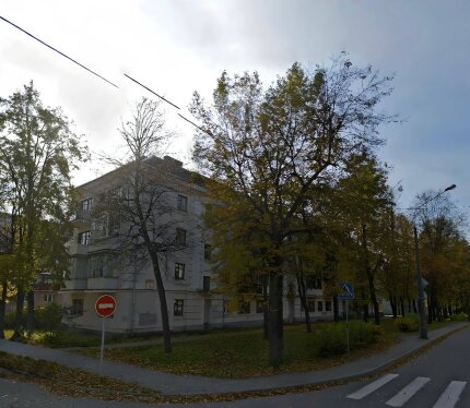 Кирпичный дом 1936 г.п., кап. ремонт был в 2005 году, сталинка, высота потолков 3,0 м., расположен рядом с сосновым лесом - с одной стороны и парком "Уручье" - с другой. Идеальное место для комфортной жизни!