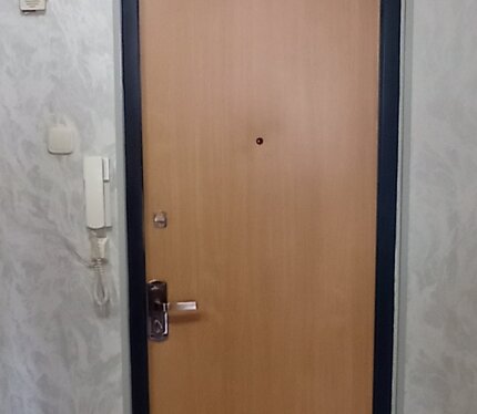 Агентствам не беспокоить!!Квартира в хорошем месте, с развитой инфраструктурой.Рядом рынок, банк, недалеко торговый центр.Стены в комнате и коридоре отделаны декоративной штукатуркой, в ванне и туалете плитка, на кухне комбинация плитки и штукатурки.Полы в комнате из дубового паркета.В коридоре, ванной ,кухне на полу плитка.