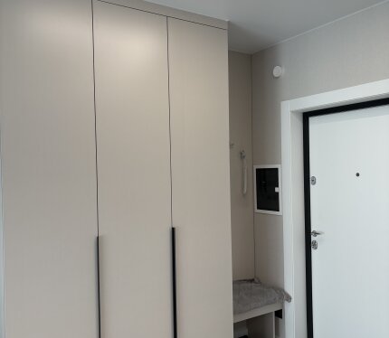 Сдаётся студия с современным качественным ремонтом на 3 этаже 13 дома,окна во двор,во дворе детская площадка,отсутствие машин.В квартире есть всё необходимое (диван,кресло кровать,шкаф),бытовая техника (холодильник,стиральная машина,свч печь,духовой шкаф,плита ,телевизор,электрочайник).В дому имеется грузовой и панорамный лифт,во дворе велобокс,возле дома остановка транспорта.Только долгосрочная аренда,сдаётся гражданам РБ без домашних животных и вредных привычек