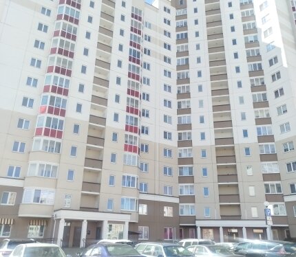 Дом расположен в молодом районе.В шаговой доступности сад,школа., поликлиника, торговый центр.На первом этаже дома, магазин, аптека, WB, булочная лавка.