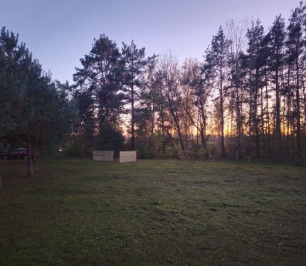 Рядом карьерное озеро, р. Вилия, оз. Белое, в окружении леса. На участке строений нет, находится в СТ. От МКАД 119км. До города Сморгонь 2км 54.465587 26.454774 координаты участка