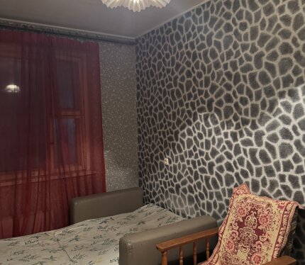 Сдается комната в двухкомнатной квартире молодому работающему платежеспособному парню без вредных привычек. Во второй комнате также живет молодой работающий парень. В комнате есть все необходимое: диван, кресло, шкаф, полочки. В квартире также есть все необходимое: стиральная машина, микроволновка, холодильник. в месяц - коммунальные уже входят в сумму.