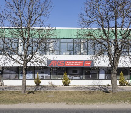 Предлагаем в аренду просторное и светлое помещение в районе с отличной транспортной доступностью. Расположено на 2-м этаже в одном здании с филиалом «АКС-мебель», что обеспечивает постоянный поток целевых клиентов. Площадь: 304 м² (возможна нарезка на нужные вам площади).Преимущества: отдельный вход, высокие потолки, удобный подъезд и парковка. Идеально под: магазин стройматериалов, интерьерный салон, магазин дверей, сантехники и света, так же офис или склад-магазин.