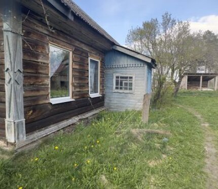 Продается крепкий деревянный дом в Аг.Забашевичи по улице Октябрьская . В доме сделан частично ремонт ,проведена вода .Имеется ванна туалет ,боллер ,печное отопление,газ ( привозной ).На участке баня ,гараж с ямой .Рядом лес (много Грибов и ягод ),плодови