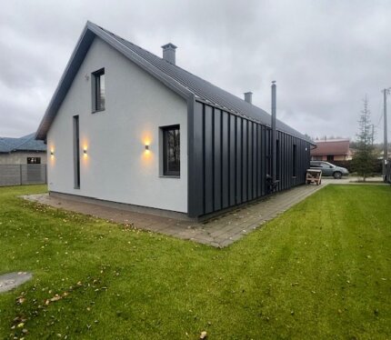 Первое заселение. Дом из газосиликатных блоков. Фасад краска Caparol. Фальцевая кровля. Водяной теплый пол, радиаторы (Arbonia), электро котел. Кондиционер, встроенный пылесос, видеонаблюдение. Итальянская плитка и светильники, сантехника Villeroy & Boch, встроенный холодильник Liebherr. Духовой шкаф, варочная поверхность, стиральная и посудомоечная машины. Двери натуральный шпон дуба. Обеденный стол и стулья – дуб, пр-во Голландия. Благоустройство 100%. Хороший подъезд круглый год.