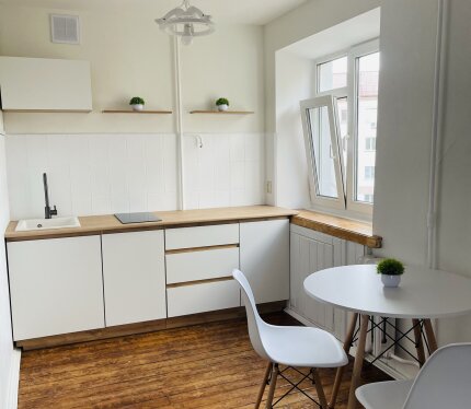 Продается однокомнатная квартира-студия (перепланировка утверждена) в самом центре города, до парка 900 метров. Сделан ремонт, в квартире никто не жил. Новая входная дверь, окна ПВХ, новая мебель и сантехника, отреставрирован пол из дубовой доски. Продается со всем что на фото. Кирпичный дом после кап.ремонта (заменены сантехника, электрика, окна), тихий зеленый двор, хорошие соседи, въезд только для жильцов дома.