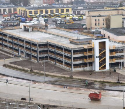 Сдаётся машино-место на крытом паркинге, относящееся к ЖК Дубравинский, место находится на первом этаже, центральной части, место также центральное, расположенное около ближайшего шлагбаума, что обеспечивает удобный въезд и выезд. ТС решается вопрос об установке видеонаблюдения. В стоимость включены коммунальные платежи.