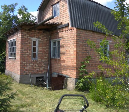 Продается участок в садовом товариществе малиновка. Ровный участок 6 соток, расположен в отличном месте. Рядом есть лес. Хорошие окружение и доброжелательные соседи, многие из которых живут круглогодично. В товариществе сезонный водопровод. Дом подлежит сносу ( или реконструкции )