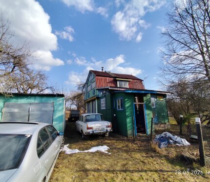 Продается участок с домом. Участок 26 соток. Дом 2 этажа, 4 комнаты. Участок в двух километрах от спецавтобазы. Электричество имеется. Вопросы и подробности по телефону.