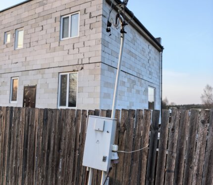 Продам дом в деревне 5км от города хорошее место расположение большой участок и ровный, продажа от собственника, агентствам просьба не беспокоить.