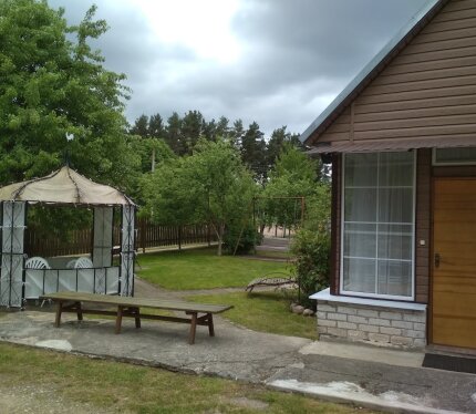 Дом сдается со всеми удобствами, мебель, посуда, спальные принадлежности, (баня по желанию) рядом 200 м. озеро, речка, магазин. Дом находится в пригороде г. Браслава.