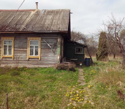 АГЕНТАМ НЕ ЗВОНИТЬ. Продам участок с домом в водоохранной зоне. Расположение просто супер! Экологически чистый район, рядом лес и речка, недалеко большое водохранилище. На участке большой сад с плодовыми деревьями. Дом (61.5 м2) под снос или восстановление. Процесс восстановления уже начат, дом приподнят для замены нижнего венца, продажа в том состоянии, котором есть. Все вопросы по телефону.