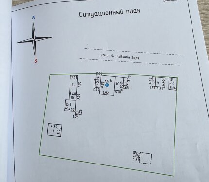 Продаётся дом на участке 25 сот. Магазин,почта, ФАП, детский сад, отделение беларусбанка-всё в пешей доступности Автолавка приезжает 4 раза в неделю. Остановка маршрутки -5 минут пешком, 5 рейсов в день Богатейшие леса с ягодами, грибами в паре минут ходьбы от дома. Асфальтированая дорога до дома, хорошие подъездные пути. Нить возможность газификации. Большой ровный участок правильной формы . Есть сарай, баня, погреб, гараж.