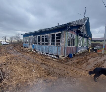 Продаётся дом с участком в тихом месте, деревня не проездная. Расстояние до Дзержинска составляет 6 км, ближайшая ж/д станция Койданово ( расположена в 8 км от деревни), ежедневно ходит рейсовый транспорт, в т.ч. и прямым сообщением в Минск. Дом 1980 года постройки в составе которого 2 пристройки ( общая площадь дома 123 кв.м.). Участок чистый, правильной прямоугольник формы , с установленными фиксированными границами, на территорию заведён газ, центральный водопровод по улице. 