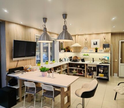 Сдается дом в живописном месте в 40 минутах езды от города Гомель. На территории озеро, собственный пляж, зона барбекю, две летние террасы на первом и втором этажах, ландшафтный дизайн. В доме камин, полы с подогревом, кухня, вся бытовая техника, туалет, душ и многое другое для комфортного прибывания. В доме могут разместится до 10 человек. Рядом лес, прекрасные пешие прогулки.