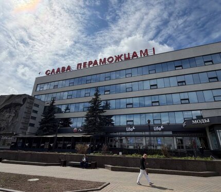Статусная локация для Вашего бизнеса — пр. Победителей, 1; Предлагаются к аренде просторные офисные пространства в центре столицы. Идеальный выбор для компании, которой важен имидж и удобство для сотрудников и партнеров. Доступные площади — 916 м² (4-й этаж) — 421 м² (5-й этаж) Преимущества офиса: ✨ Дизайн в стиле Loft, интерьеры, подчеркивающие динамичность вашего бизнеса. ✨ Техническое совершенство — выделенная мощность 120 кВт