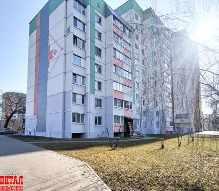 Общая площадь по строительным норам 87.8 м2. Три раздельные комнаты комфортного метража ( 15.8/ 12.3/ 17 м2). Две лоджии, одна из кухни. Площадь кухни 9.7 м2. Окна квартиры выходят на две стороны дома : на проспект Космонавтов и во двор.