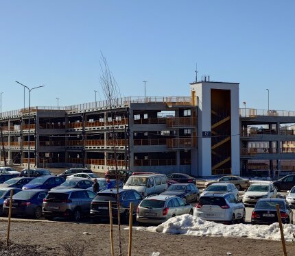 Сдам в аренду машино-место для электромобиля в четырехэтажном паркинге с зарядкой (одна фаза 7квч) по адресу ул. Железнодорожная 19. Машино-место находится на первом (въездном) уровне. Площадь: 12,5м2. Коммунальные платежи учтены в стоимости (дополнительно только оплата электроэнергии по счетчику). Тарифный план по двум временным зонам, со стоимостью ночью 0,17р и 0,24р днем Машино-место сдаётся официально, с подписанием договора аренды. Предпочтительно на длительный срок.