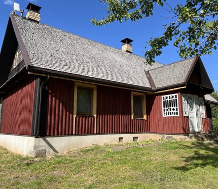 Секретное место у Голубых озёр: эксклюзивный отдых на фермерской земле! Дом, где только Вы и природа! ✨ Наша агроусадьба предлагает уникальную возможность уединиться в живописном месте у заказника Голубые озёра, вдали от туристической суеты. Насладитесь эксклюзивным отдыхом в комфортных условиях, окружённые фермерской землёй и заповедной красотой. Пешие и велосипедные прогулки, рыбалка, пикники у костра и невероятные закаты ждут Вас! Это место, где время останавливает