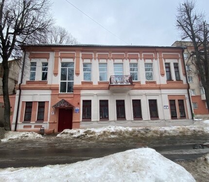 Реализуется путём проведения электронных торгов на электронной торговой площадке GOSTORG 1. Административное здание с инв. № 200/C-41025. 2. Гараж с инв. № 200/C-41027. 3. Склад-гараж-мастерская с инв. № 200/C-41026. Точную информацию о характеристиках лота можно узнать у контактного лица, указанного на сайте торговой площадки. Правила проведения электронных торгов и памятка участника электронных торгов находятся на ЭТП GOSTORG.