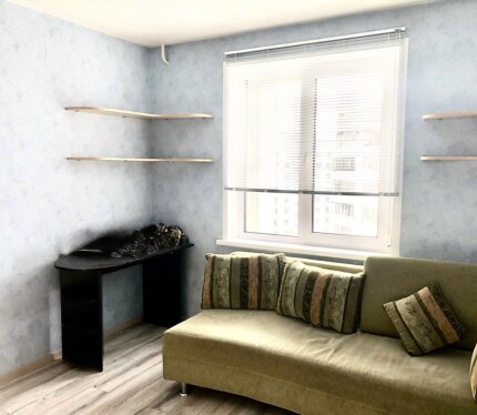 Сдаётся просторная 4-комнатная квартира в одном из лучших районов города. Рядом живописные места для прогулок, современные торговые центры, удобный транспорт в любую часть города. Отлично подойдёт для комфортного проживания семьи или размещения сотрудников компаний. Идеальный вариант для долгосрочной аренды.