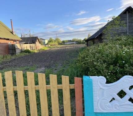 Продается перспективный участок в обжитой части деревни Липнишки. Идеальный вариант для тех, кто хочет строить дом, не жертвуя комфортом. На участке старый домик (под снос или временное хранение инвентаря) и сарай. В паре минут ходьбы от участка 3 продуктовых магазина, хозяйственный магазин, автозапчасти и мини-кафе. В самой деревне есть чистое озеро — отличное место для рыбалки и отдыха всей семьей. К участку хорошие подъездные пути, асфальтированная дорога чистится круглый год.