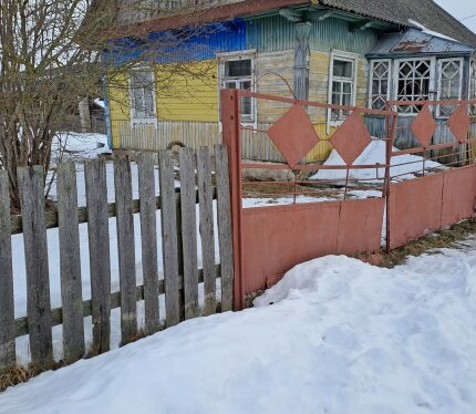  Продается дом Столбцовский район ,Старосверженский с/совет.Д.Осиповщина.,15 км от Столбцов ,в сторону Городеи.Год постройки 1960.,общая площадь 81.5 кв,жилая 57.2 кв.Без газа.,печное отопление.,с земельным участком 22 сотки.Рядом с деревней проходит желе
